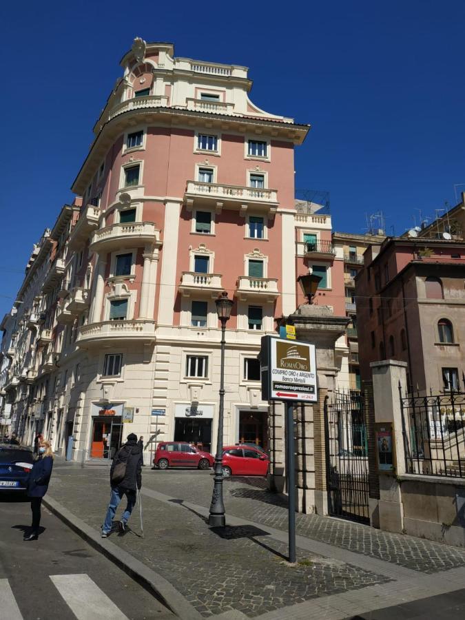 Around The Corner Colosseo B&B Roma Exterior foto