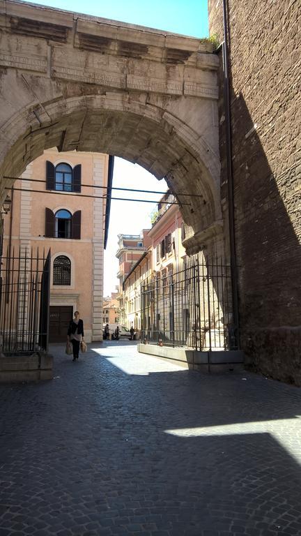 Around The Corner Colosseo B&B Roma Exterior foto